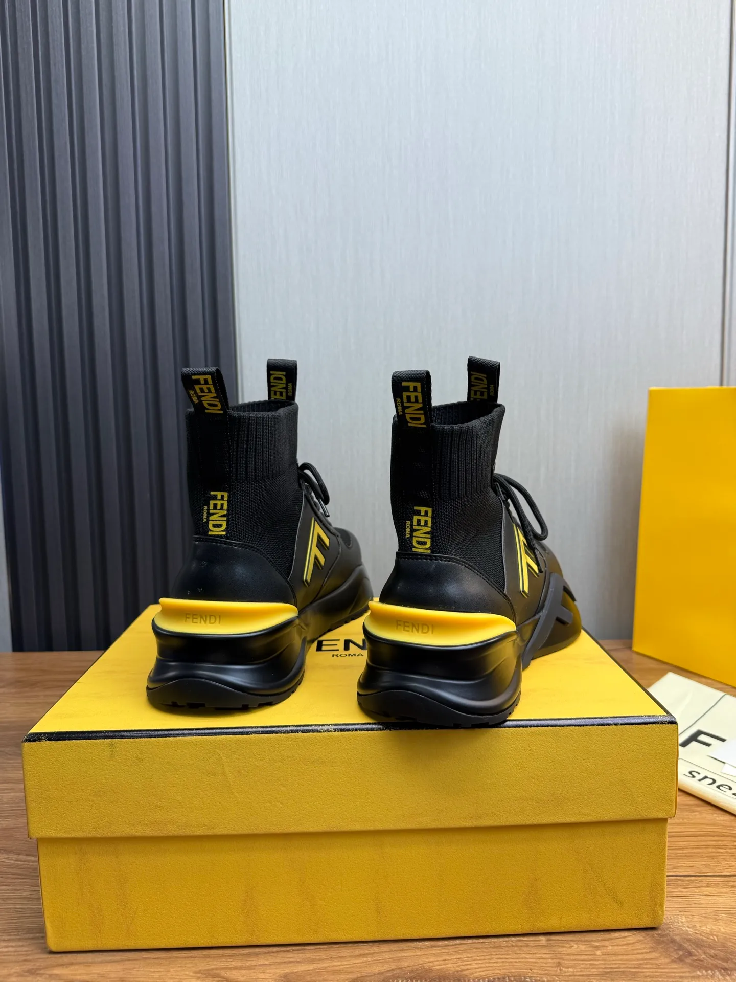 Men's men's shoes 💰560💰 Fendi [Fendi] hot style is on the market 🔥Fashionable casual men's shoes 🔱 Made of original brand fly knit fabric. Original cowhide + breathable mesh lining + sheepskin feet. Perfect shape and top quality, you deserve it 🔜Original rubber outsole, ultra-light, non-slip and wear-resistant 👣 Standard size 38-44